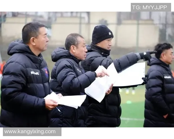 足球明星勇敢挑战新领域拍摄浪漫吻戏引发粉丝热议与期待